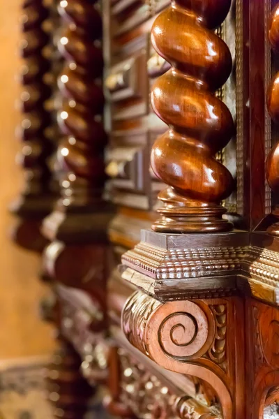 Antyczne łóżka – żeliwne, drewniane, pałacowe