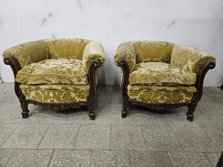 Antyczne fotele i sofy