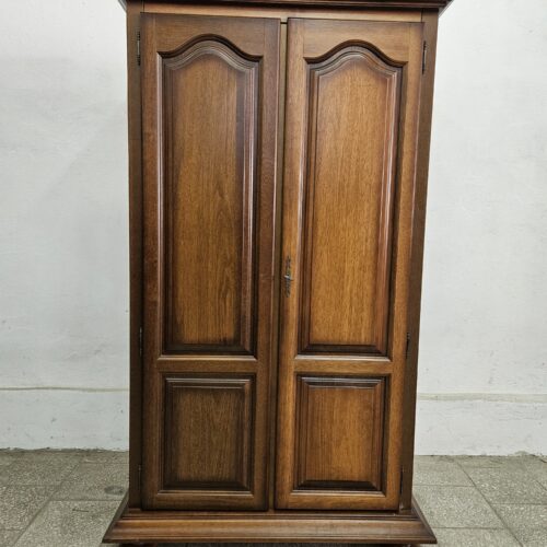 Stylowa szafa ubraniowa z drążkiem na wieszaki