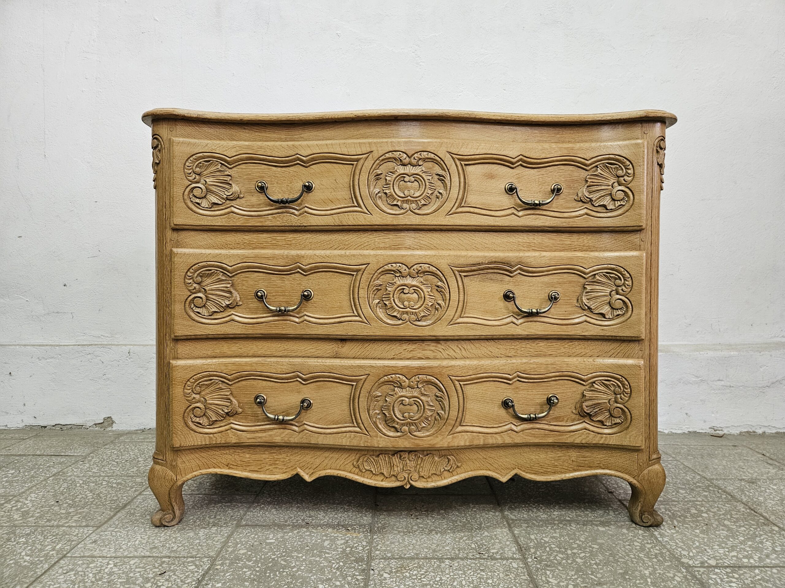 Dębowa komoda ludwikowska z szufladami Francja