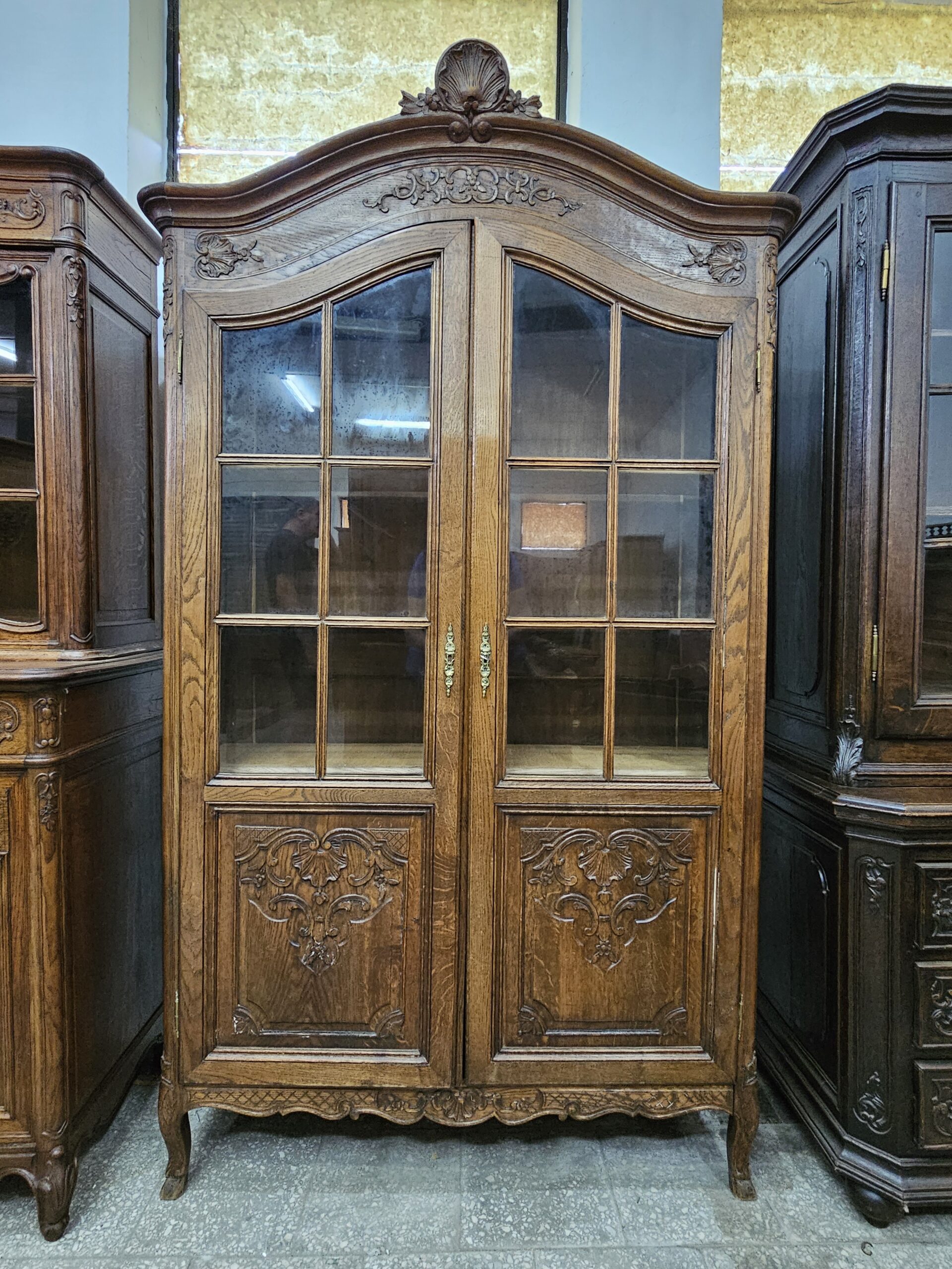 Stara dębowa biblioteczka ludwikowska witryna Francja